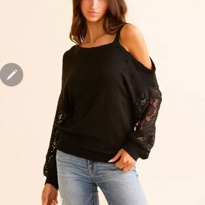 Daytrip Cold Shpulder Lace Sleeve Top